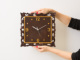 インテリアにすっと馴染むモダンアジアンテイスト  ウッドレリーフ木製掛け時計 (スクエア型)【45798】