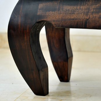 脚のフォルムがとってもお洒落なサイドテーブル。チーク無垢材使用