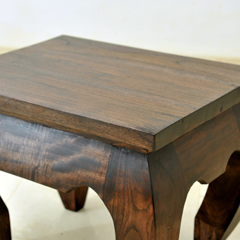 脚のフォルムがとってもお洒落なサイドテーブル。チーク無垢材使用