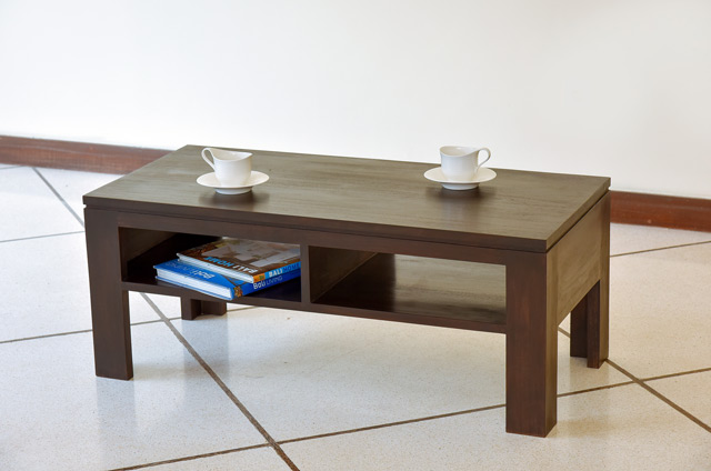 チーク材を贅沢に使ったローテーブル。収納が付いててとっても便利