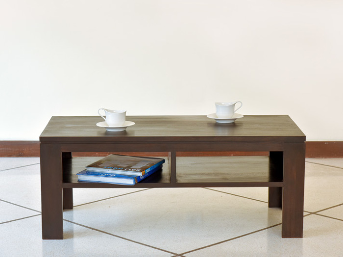 チーク材を贅沢に使ったローテーブル。収納が付いててとっても便利