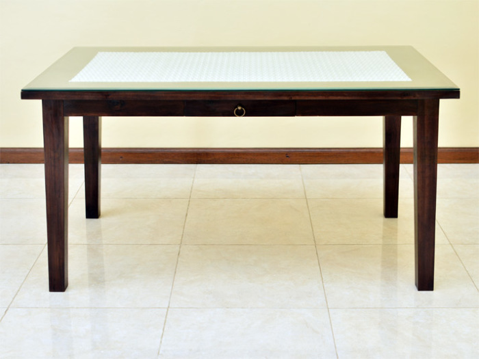 チーク無垢材とシンセテックラタンの曲線が美しい個性派ダイニング