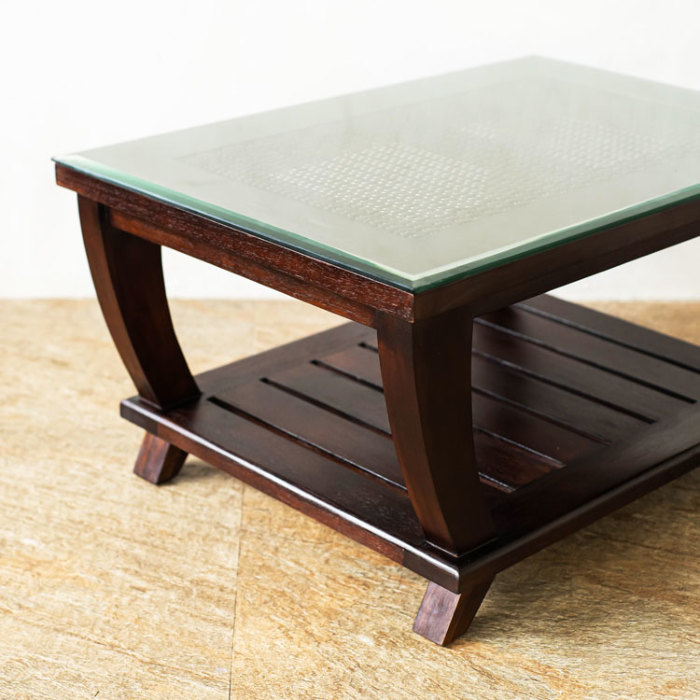 チーク無垢材とシンセテックラタンの曲線が美しい個性派コーヒーテーブル