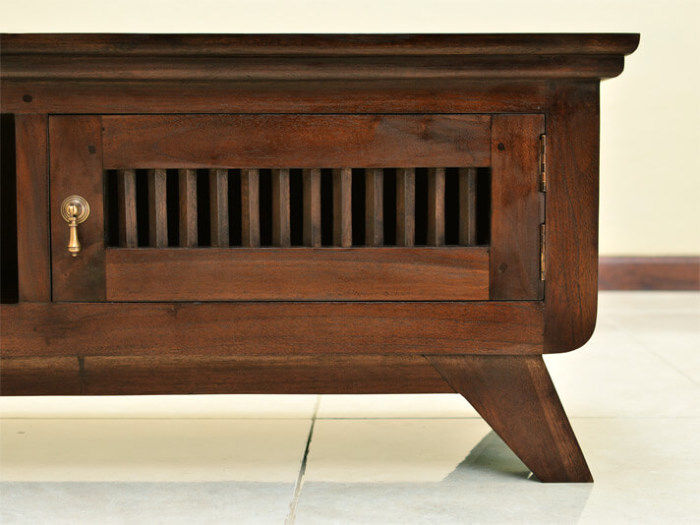 チーク無垢材とシンセテックラタンの曲線が美しい個性派ダイニング