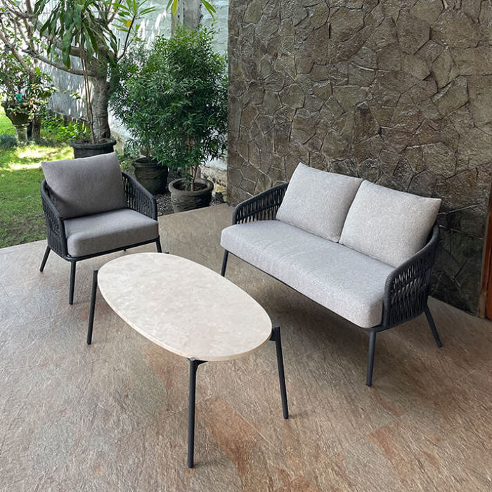 リゾート感たっぷりのローテーブル。ウォーターヒヤシンスがとっても