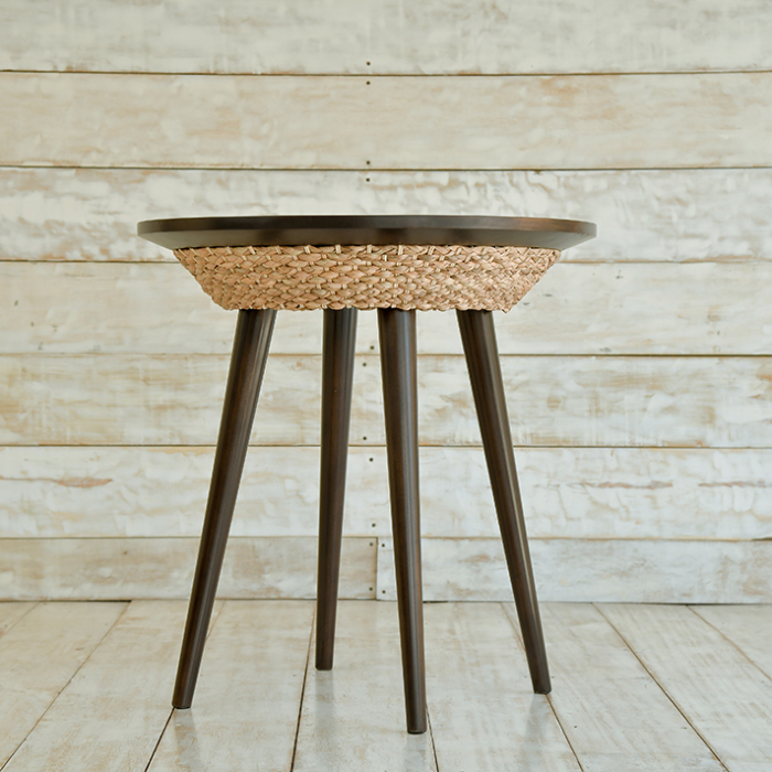 スタイリッシュなラウンドカフェテーブル。ティータイムが楽しくなり