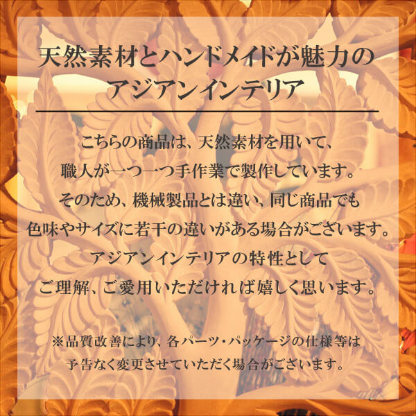 愛らしいドーム型キャビネット。3面ガラスを綺麗に飾って見せる