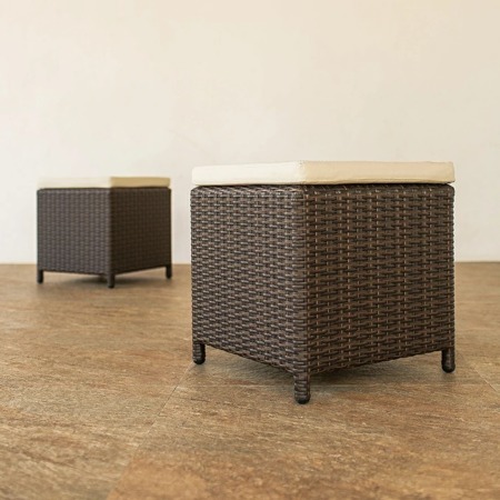 屋内外利用可能なラタンスツール クッション付き