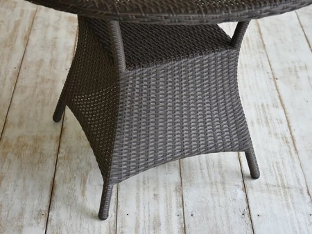 屋内外で利用可能なラタンラウンドテーブル