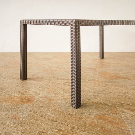 屋内外で利用可能なラタンラウンドテーブル